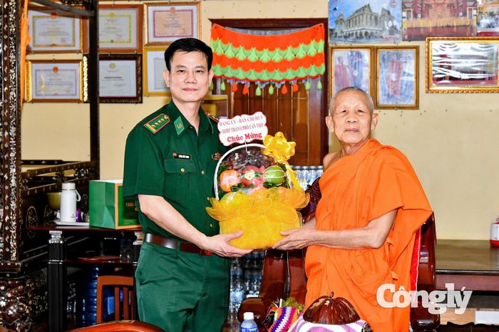 Đại tá Lương Hữu Trung – Phó chỉ huy trưởng BĐBP TP Cần Thơ thăm, tặng quà thăm, tặng quà các vị sư sãi, ban quản trị chùa Xẻo Cóc, xã Lai Hòa, TP Cần Thơ.