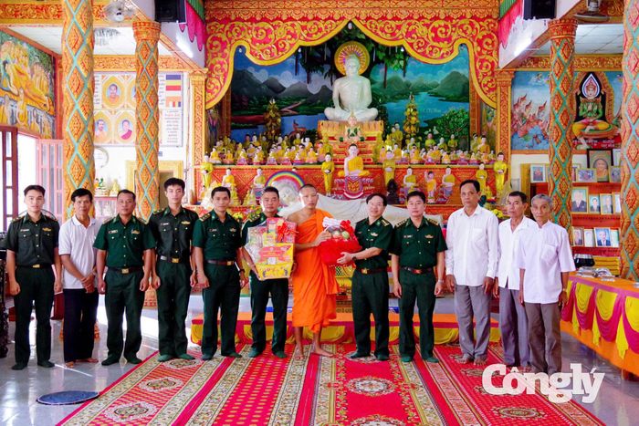 Đại tá Hà Huy Trường, Phó chính ủy BĐBP TP Cần Thơ thăm tặng quà các vị sư sãi chùa Kos Tung, xã Cù Lao Dung, TP Cần Thơ.