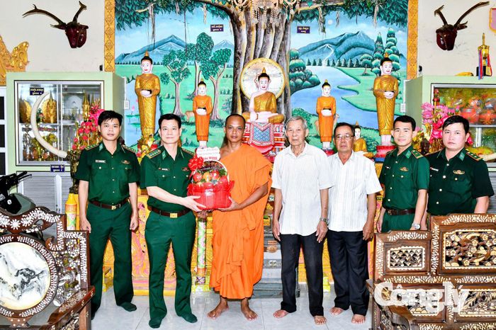 Đại tá Lương Hữu Trung – Phó chỉ huy trưởng BĐBP TP Cần Thơ thăm, tặng quà Hòa thượng Thạch Huôl, Trụ trì chùa Prey Chóp, xã Lai Hòa, TP Cần Thơ.