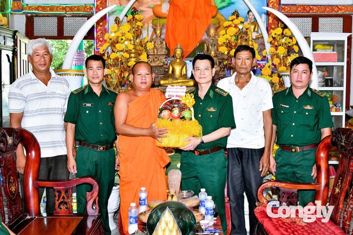 Đại tá Lương Hữu Trung – Phó chỉ huy trưởng BĐBP TP Cần Thơ thăm, tặng quà các vị sư sãi, ban quản trị chùa Wát Pích, xã Lai Hòa, TP Cần Thơ.