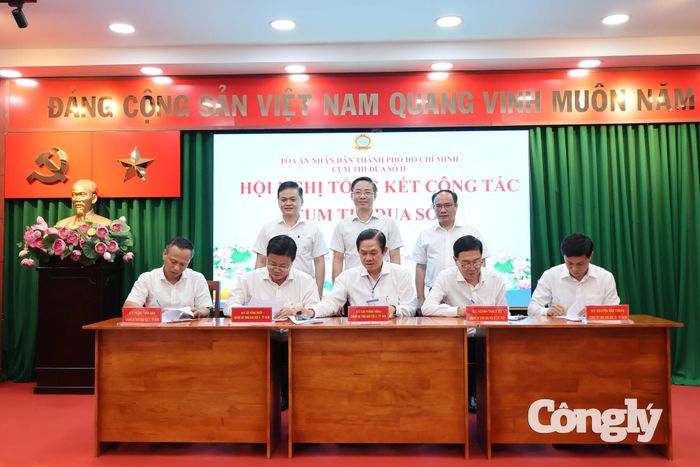 Các đơn vị trong cụm ký kết thi đua.
