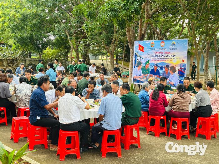 Chương trình “Ăn sáng cùng ngư dân” tại Đồn Biên phòng Phước Thuận.