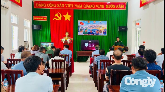 Đồn Biên phòng Phước Thuận tuyên truyền biển đảo và phòng chống khai thác IUU cho ngư dân.