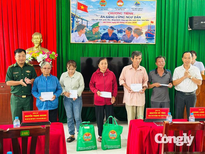 Ban tổ chức chương trình tặng quà hỗ trợ cho ngư dân.