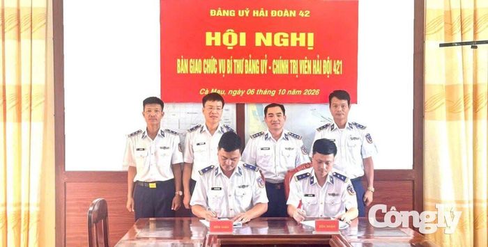 Thiếu tá Đinh Tuấn Vượng và Trung tá Đào Bá Hưng bàn giao nhiệm vụ