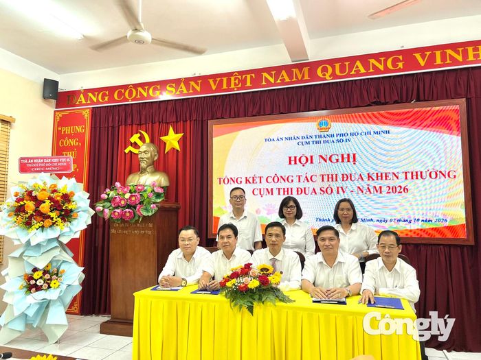 Bà Nguyễn Ngọc Mai, Phó Chánh án TAND TP.HCM chứng kiến các đơn vị thuộc cụm thi đua số IV ký kết thi đua cho năm 2027.