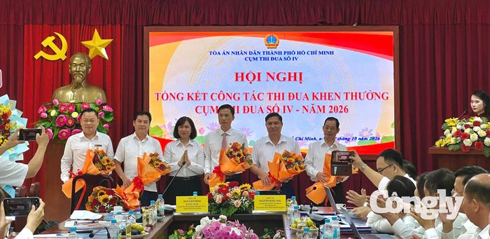 Lãnh đạo TAND TP.HCM Tặng hoa các đơn vị thuộc cụm thi đua số IV.