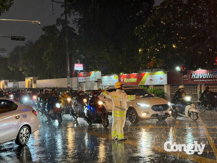 Cán bộ, chiến sĩ Đội CSGT Rạch Chiếc điều tiết giao thông trong cơn mưa.