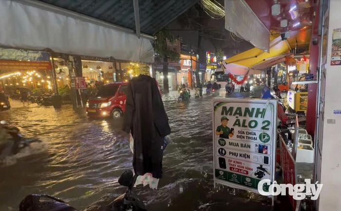 Mưa lớn, nước dâng cao khiến việc di chuyển của người dân gặp nhiều khó khăn.