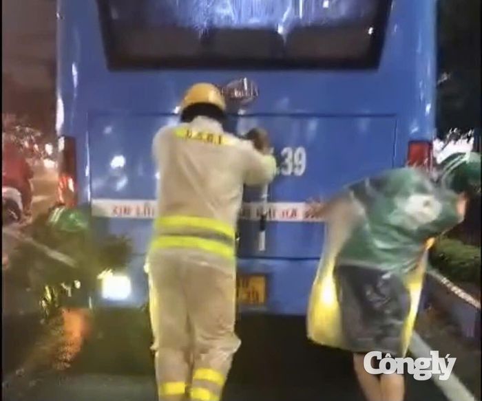 Xe buýt bị chết máy được CSGT và người đi đường hỗ trợ đẩy.