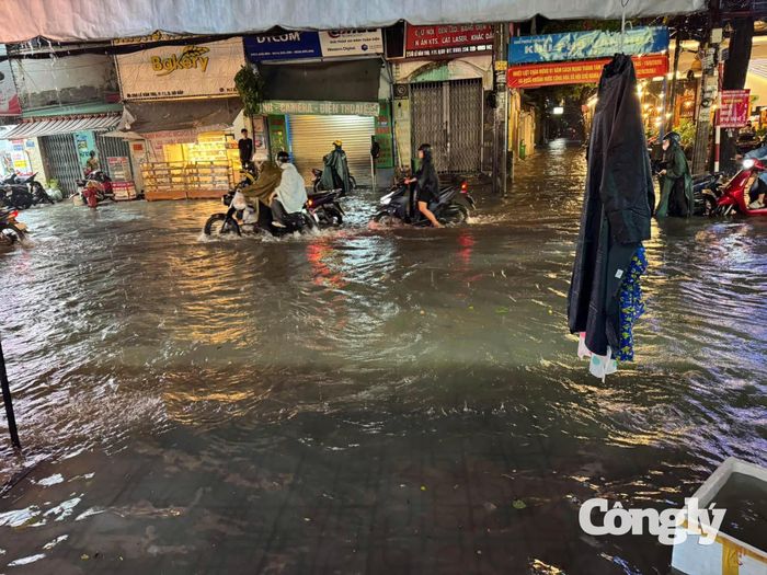 Khu vực đường Lê Văn Thọ, phường Gò Vấp lênh láng nước.