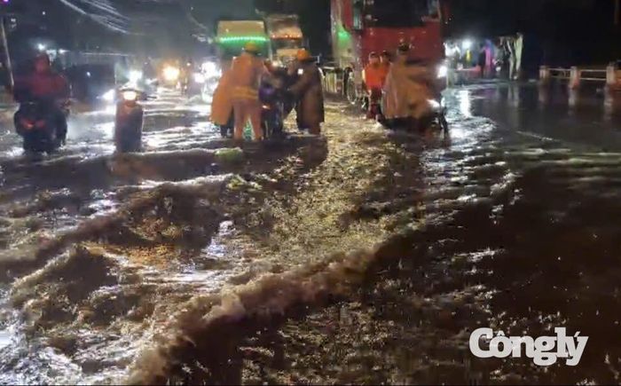 Trạm CSGT Đa Phước hỗ trợ người dân trong cơn mưa lớn.