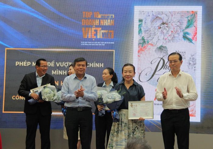 Bà Nhan Húc Quân, tác giả sách " Phép màu để vượt lên chính mình. Ảnh: Quỳnh Hương