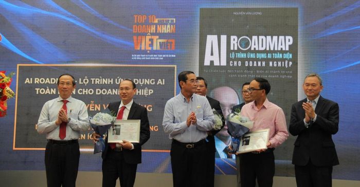 Ông Nguyễn Văn Lượng (thứ 2 từ trái sang), tác giả cuốn sách "AI Roadmap - Lộ Trình Ứng Dụng AI Toàn Diện Cho Doanh Nghiệp". Ảnh: Quỳnh Hương