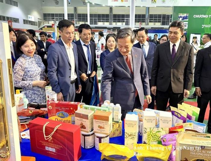 Bà Trần Thị Tú Anh (ngoài cùng bên trái) giới thiệu hàng Việt Nam tại Hội chợ Thương mại Việt - Lào năm 2026 (VIETLAO EXPO 2026).