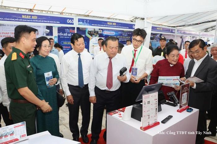 Các đại biểu tham quan các gian hàng công nghệ trưng bày trong không gian Ngày hội