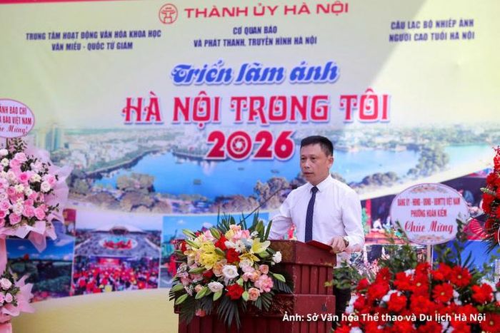 Phó Giám đốc Cơ quan Báo và Phát thanh, Truyền hình Hà Nội Nguyễn Thành Lợi- Trưởng Ban Tổ chức triển lãm phát biểu khai mạc