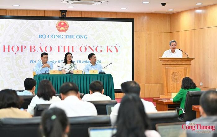 Quang cảnh tại họp báo.