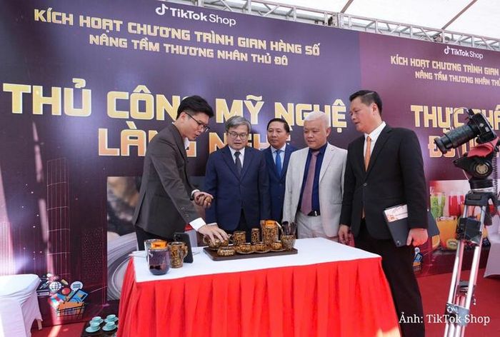 Gian hàng thủ công mỹ nghệ làng nghề trong chương trình “Gian hàng số - nâng tầm thương nhân Thủ đô” ngày 6/9.