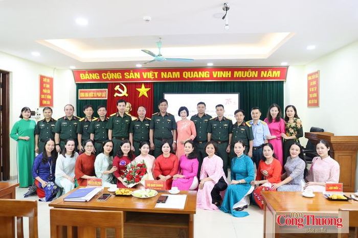 Các đại biểu chụp hình lưu niệm tại chương trình gặp mặt kỷ niệm.