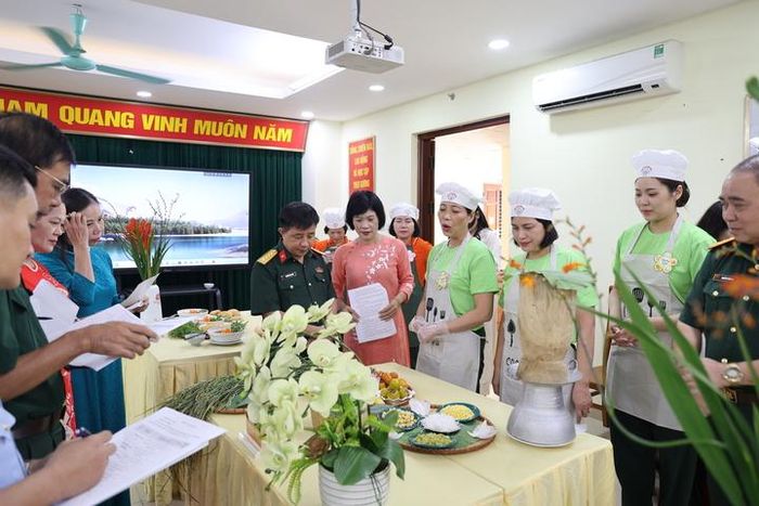 Ban giám khảo đánh giá cao sự sáng tạo của các đội thi với nhiều món ăn ngon, trình bày đẹp mắt.