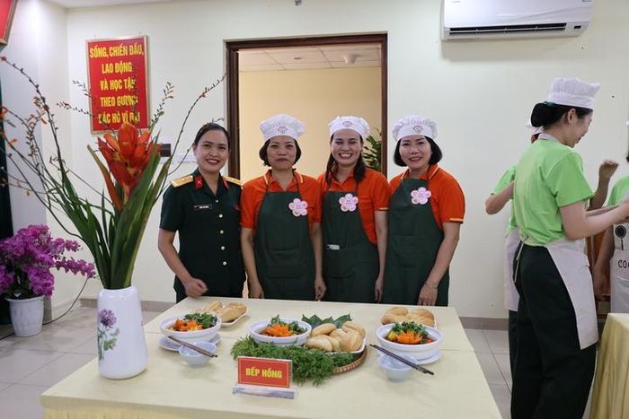 Đội Mâm Ấm và đội Bếp Hồng cùng giành giải Ba.