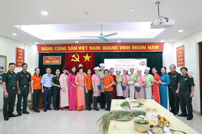 Ban giám khảo chụp hình lưu niệm với các đội thi.