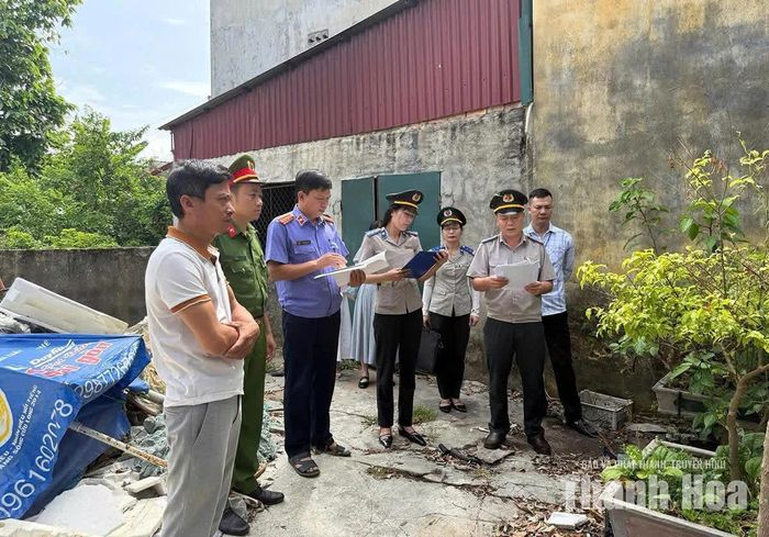 Chấp hành viên công bố quyết định cưỡng chế, kê biên tài sản bảo đảm.