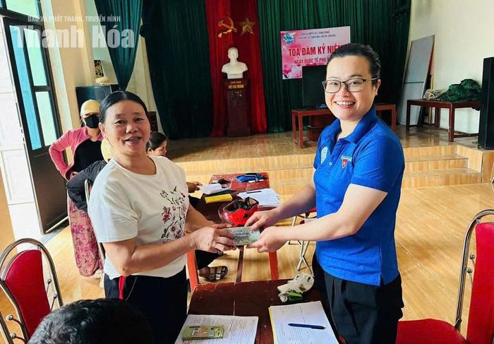Cán bộ TCVM Thanh Hóa giải ngân cho khách hàng vay vốn sản xuất (tại xã Thọ Phú).