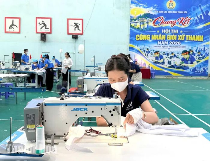 Công nhân ngành may mặc tham gia hội thi "Công nhân giỏi xứ Thanh” năm 2026.