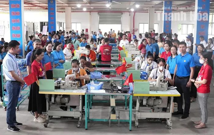 Công nhân tham gia phần thi thực hành.