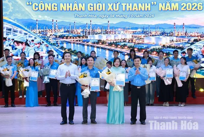Các đồng chí: Nguyễn Hồng Phong, Ủy viên dự khuyết Trung ương Đảng, Phó Bí thư Thường trực Tỉnh ủy, Chủ tịch HĐND tỉnh; Lê Văn Nghĩa, Phó Chủ tịch Tổng LĐLĐ Việt Nam trao giải cho các đội thi đoạt giải Nhất hội thi “Công nhân giỏi xứ Thanh” năm 2026.