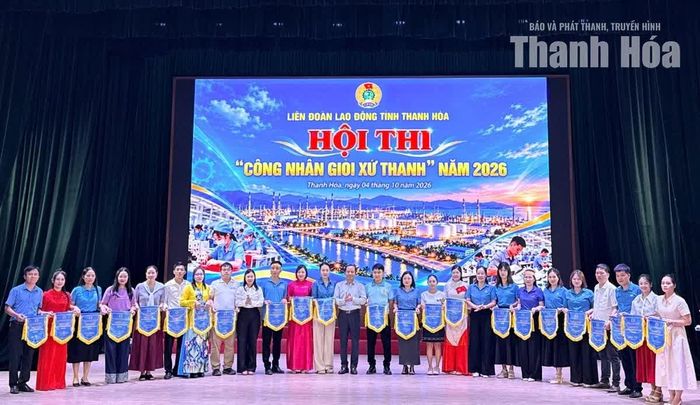 Ban Tổ chức trao tặng cờ lưu niệm cho các đội thi.