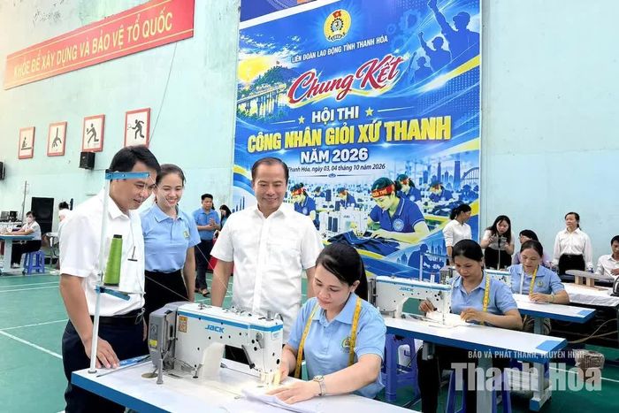 Chủ tịch LĐLĐ tỉnh Lương Trọng Thành động viên thí sinh tham gia hội thi.