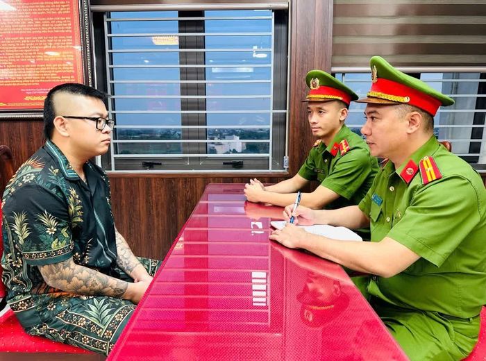 Cơ quan Cảnh sát điều tra đã ra Quyết định khởi tố Lê Đỗ Hiếu, sinh năm 1998, chủ cơ sở karaoke Thế Cảnh về các tội “Mua bán người dưới 16 tuổi” và “Giam người trái pháp luật”. Ảnh: Công an tỉnh Thanh Hóa cung cấp