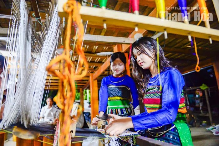 Theo ông Phạm Văn Tình, Chủ tịch UBND xã Sơn Điện, địa phương định hướng phát triển du lịch cộng đồng gắn với bảo tồn, phát huy bản sắc văn hóa truyền thống. Các sản phẩm thủ công, trong đó có thổ cẩm, được xem là một phần tạo nên đặc trưng của điểm đến du lịch cộng đồng nơi đây.
