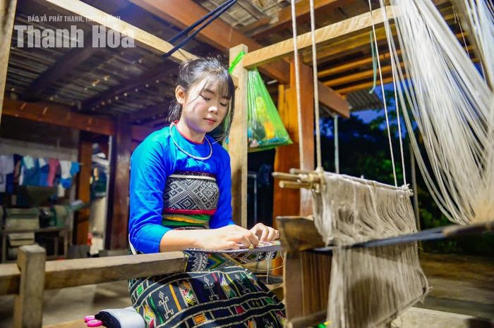 Du khách đến bản Ngàm, xã Sơn Điện không chỉ nghỉ trong những ngôi nhà sàn mà còn có thể tìm hiểu đời sống, văn hóa của người Thái và mua những sản phẩm thủ công do phụ nữ trong bản khéo léo làm ra.