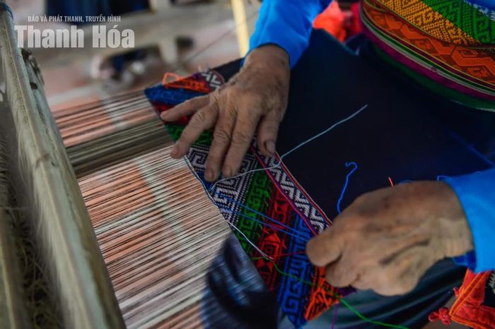 Từ mắc sợi, phối màu đến tạo hoa văn, nhiều công đoạn dệt thổ cẩm vẫn được thực hiện thủ công. Người dệt thổ cẩm phải kiên trì, khéo léo và thuộc từng quy luật của hoa văn để tạo nên những tấm vải có họa tiết đặc trưng của người Thái.