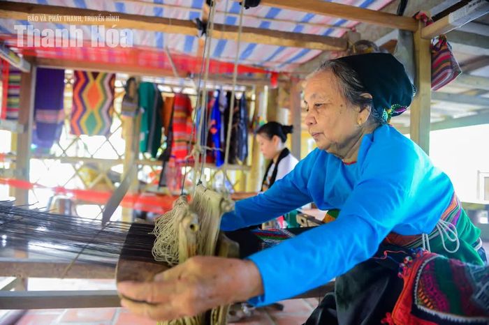 Ở tuổi 75, đôi tay bà Nhã vẫn lần theo từng sợi chỉ. Những thao tác tưởng chừng đơn giản nhưng đòi hỏi sự khéo léo, tỉ mỉ và chính xác, để từng đường nét, hoa văn mang đậm sắc màu văn hóa của người Thái hiện lên mặt vải trên từng sản phẩm.