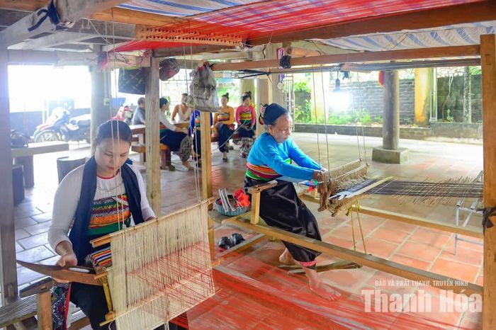 Bà Lương Thị Nhã (75 tuổi) là một trong những người gắn bó với nghề dệt ở bản Bút, xã Nam Xuân. Bà học nghề từ những người đi trước trong gia đình và đã có nhiều năm ngồi bên khung cửi, giữ từng cách phối màu, tạo hoa văn của nghề truyền thống.