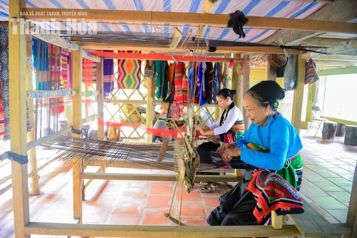 Phó Chủ tịch UBND xã Nam Xuân Hoàng Mạnh Hùng nhấn mạnh, bảo tồn nghề truyền thống không chỉ là truyền nghề, quảng bá sản phẩm mà còn phải kết nối thị trường, gắn nghề dệt với phát triển du lịch cộng đồng.