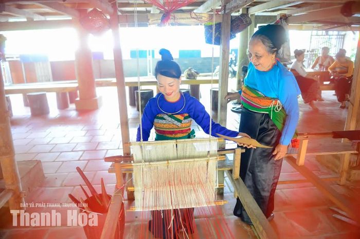 Nghề dệt thổ cẩm truyền thống không chỉ tạo thêm sinh kế cho người dân mà còn góp phần gìn giữ sắc màu văn hóa cộng đồng. Năm 2021, nghề dệt thổ cẩm truyền thống ở bản Bút, xã Nam Xuân được UBND tỉnh Thanh Hóa công nhận là nghề truyền thống.