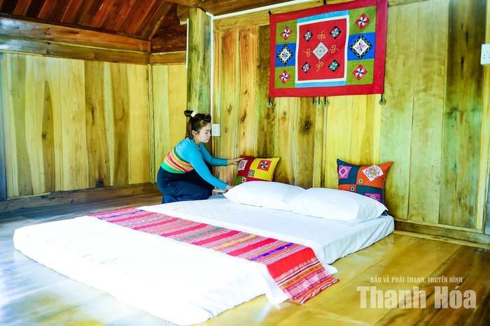 Trong các homestay, thổ cẩm hiện diện từ những vật dụng quen thuộc như khăn, túi vải, vỏ gối, rèm cửa, chăn, ga... Những hoa văn truyền thống được đưa từ khung cửi vào không gian nghỉ dưỡng, trở thành một phần của trải nghiệm du lịch.