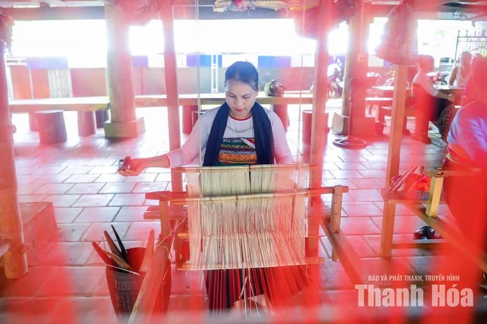 Từ bản Ngàm, xã Sơn Điện đến những khung cửi ở bản Bút, xã Nam Xuân, nghề dệt thổ cẩm của người Thái nơi đây cũng được truyền từ thế hệ này sang thế hệ khác, với các sản phẩm như quần áo, khăn piêu, đệm ngồi, chăn, ga, gối...
