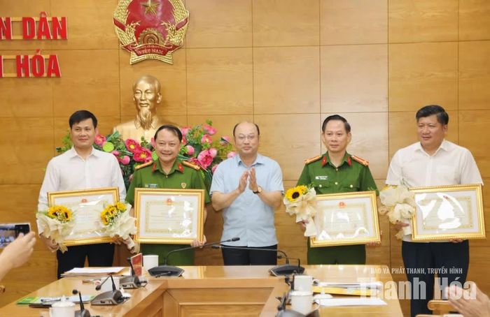 Phó Chủ tịch UBND tỉnh Cao Văn Cường trao Bằng khen của Chủ tịch UBND tỉnh tặng các tập thể có thành tích xuất sắc trong Chiến dịch làm giàu, làm sạch cơ sở dữ liệu đất đai.