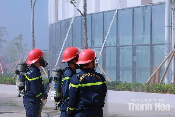 Diễn tập phương án chữa cháy và cứu nạn, cứu hộ tại Trung tâm thương mại AEON MALL Thanh Hóa.