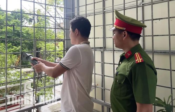 Lực lượng Công an vận động người dân mở lối thoát hiểm, đảm bảo an toàn PCCC.