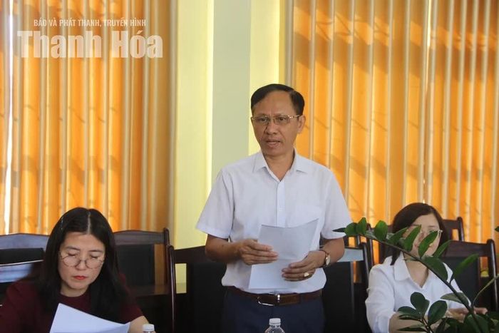 Đại diện lãnh đạo Trường Tiểu học Hải Hòa, phường Tĩnh Gia phát biểu tại buổi làm việc.