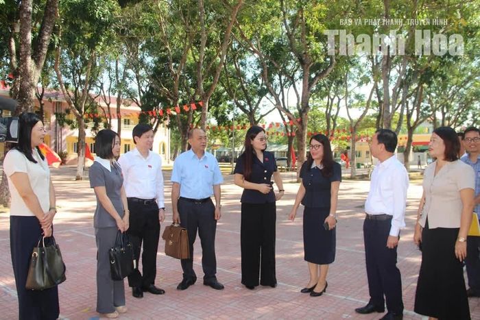 Đoàn ĐBQH tỉnh khảo sát thực tế tại Trường Tiểu học và THCS Lương Chí, phường Tĩnh Gia.