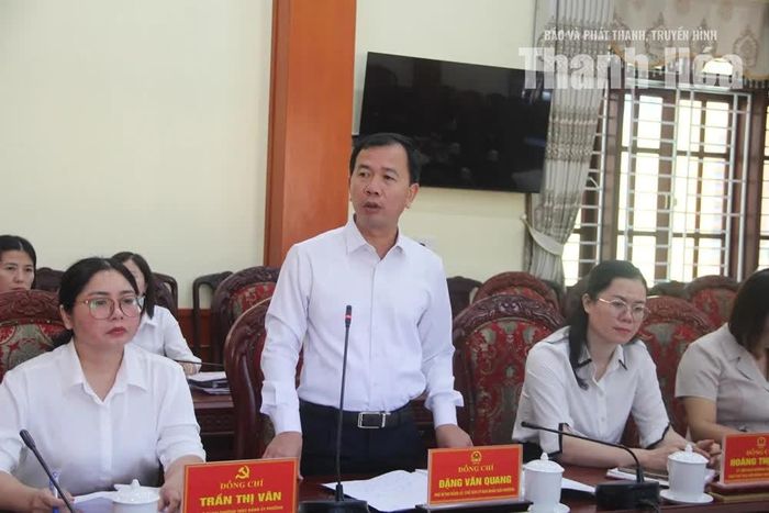Đại diện lãnh đạo phường Tĩnh Gia báo cáo tại buổi làm việc.